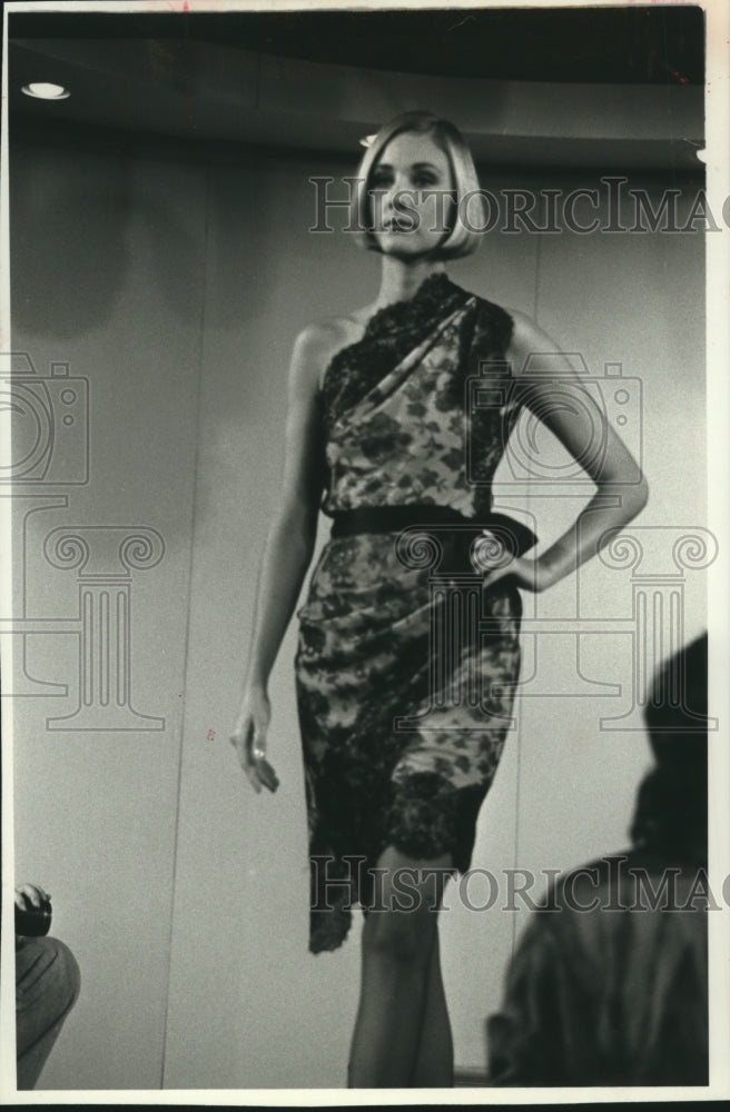 1989 Bill Blass crafts a one-shoulder dress in lace - Historic Images