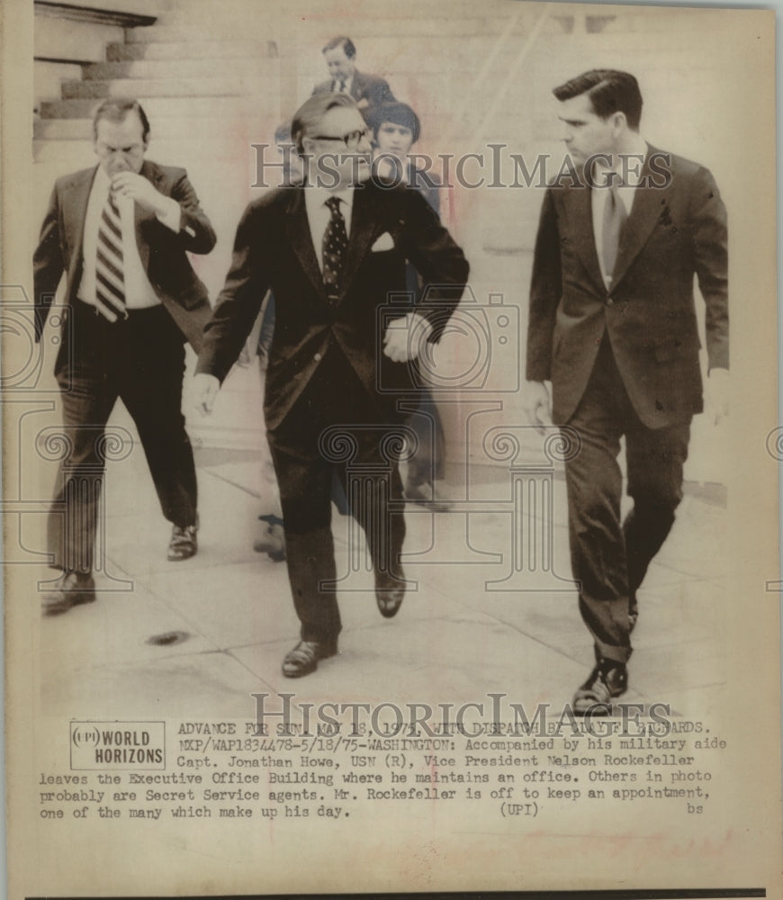 1975 Press Photo Vice President Rockefeller and group Executive Office Building - Historic Images