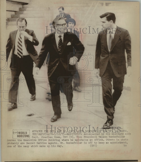 1975 Press Photo Vice President Rockefeller and group Executive Office Building - Historic Images
