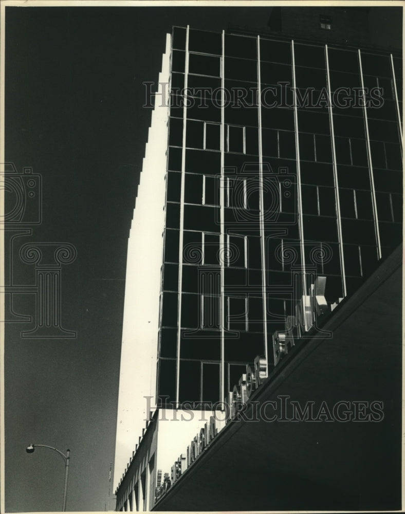 1968 Press Photo Security National bank building in Sheboygan reflecting sun - Historic Images