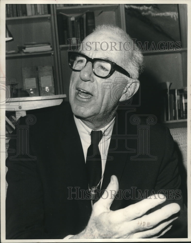 1968 Press Photo Dr. Benjamin Spock during a press interview in Washington - Historic Images