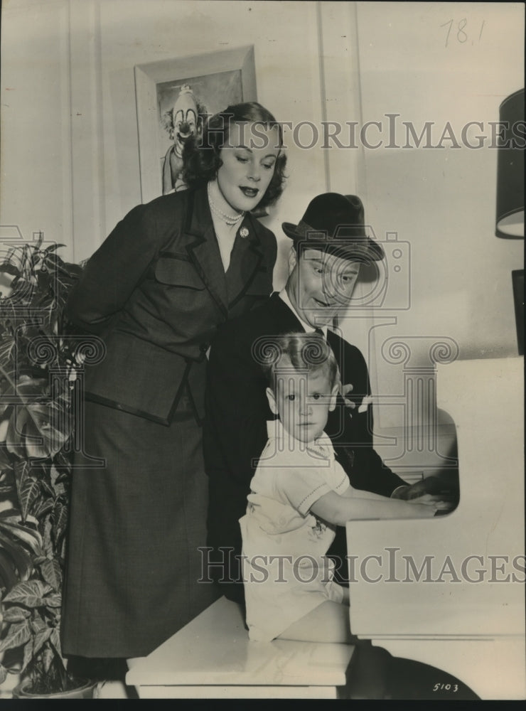 1952 Press Photo Red Slekton with Richard as wife Georgia looks on - mjc05623 - Historic Images
