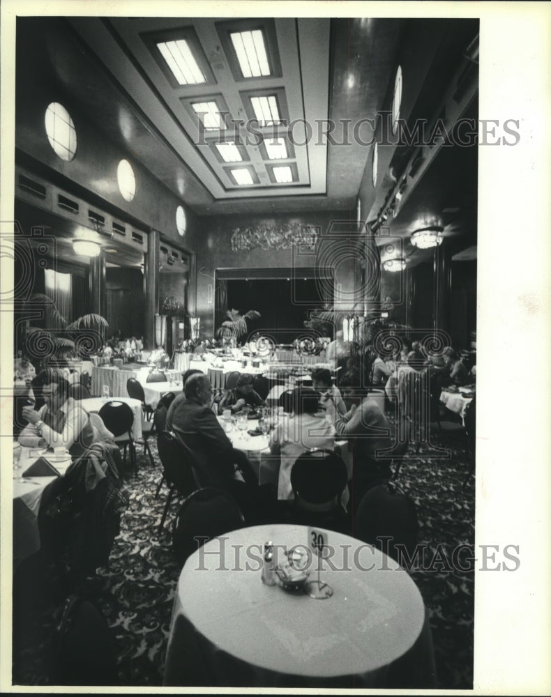 1983 Press Photo Passengers eating brunch in Queen's Lounge aboard Queen Mary - Historic Images