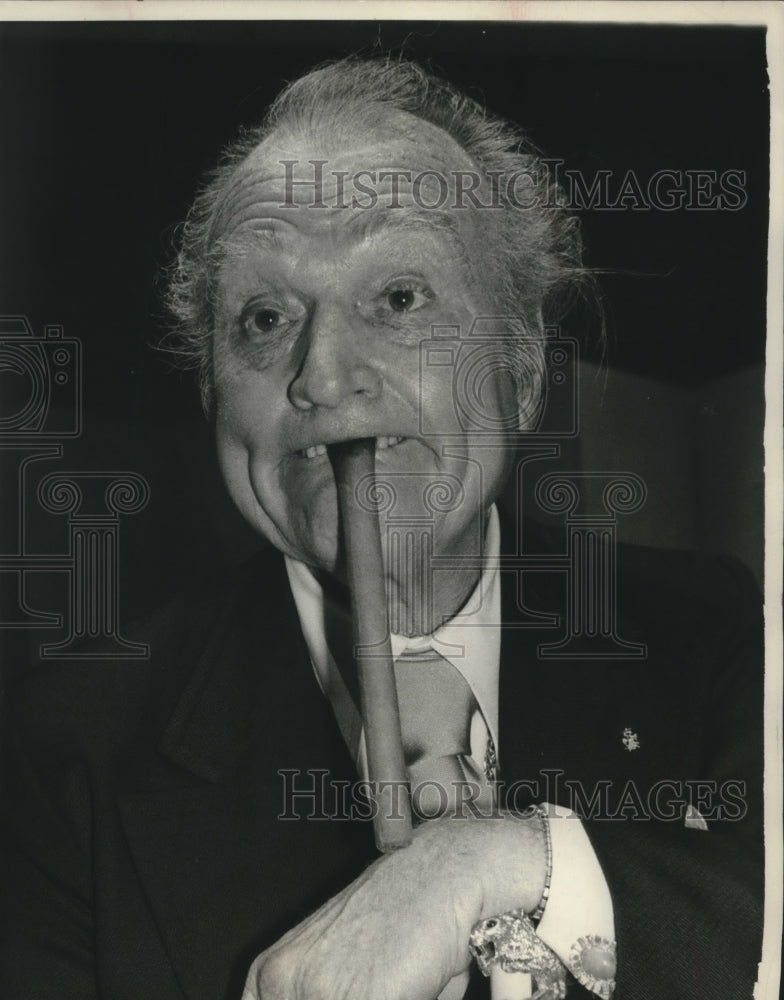1977 Red Skelton with a soggy-ended cigar in his mouth - Historic Images