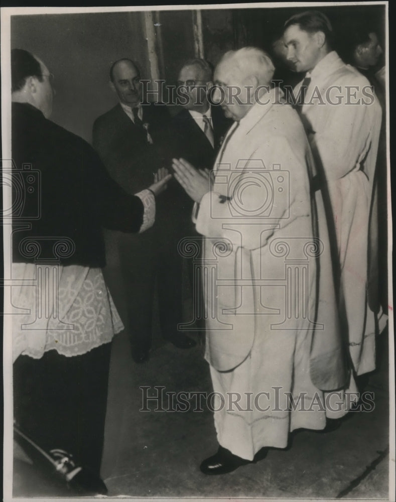 1952 Press Photo Paul Theisen prays in ceremony to become Catholic Priest - Historic Images