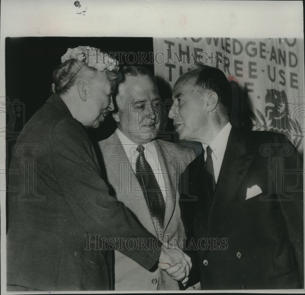 1954 Press Photo Mrs.Franklin Roosevelt, Adlai Stevenson shake hands, flanks man - Historic Images