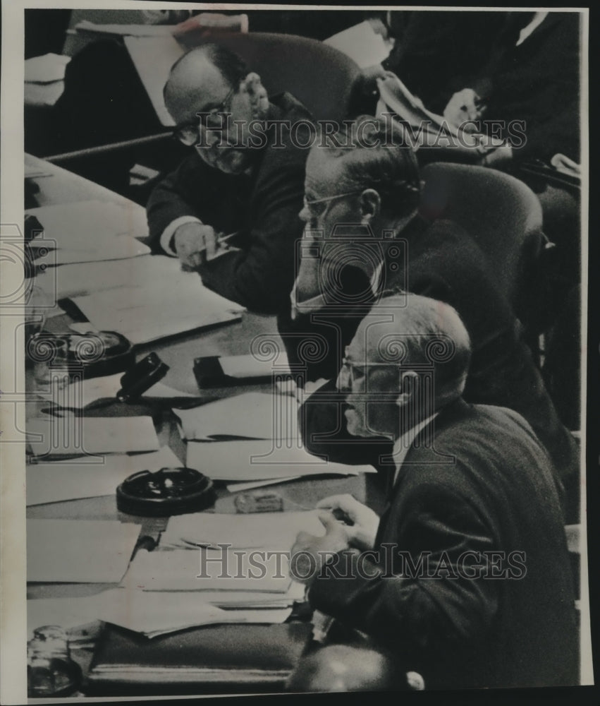 1961 Press Photo UN&#39;s Adlai Stevenson leans forward to listen to Valerian Zorin - Historic Images