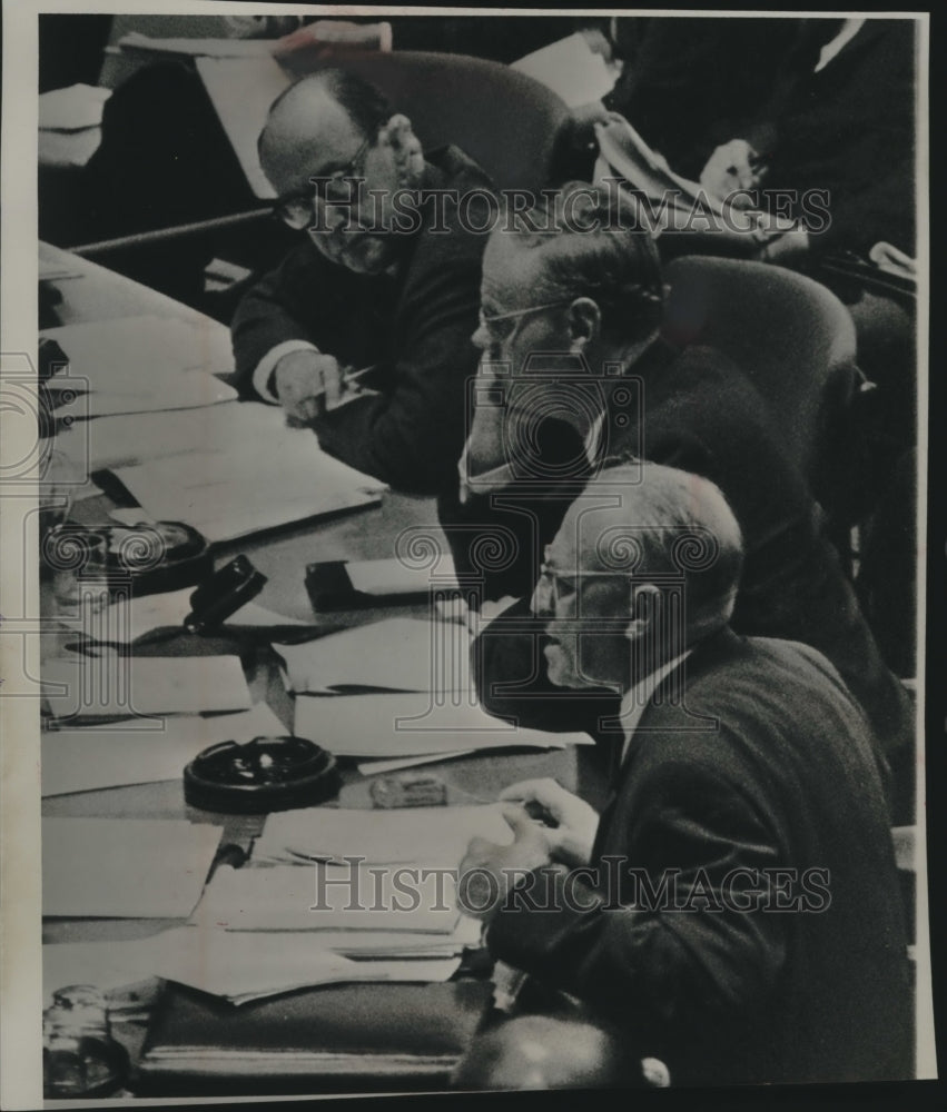 1961 Press Photo UN's Adlai Stevenson leans forward to listen to Valerian Zorin - Historic Images