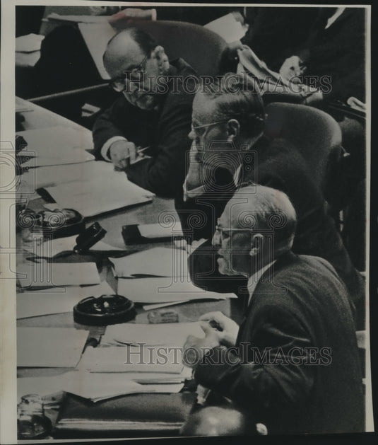 1961 Press Photo UN's Adlai Stevenson leans forward to listen to Valerian Zorin - Historic Images