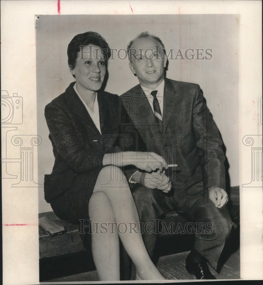 1964 Press Photo Sokolov's taken into custody by immigration in New York-Historic Images