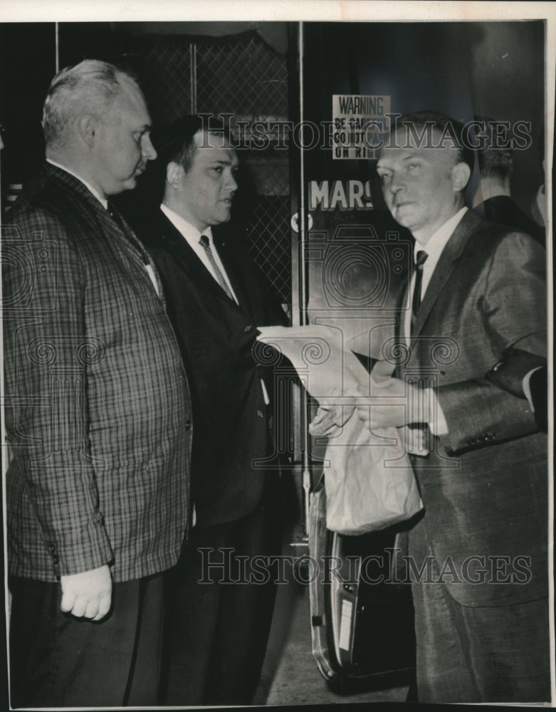 Press Photo Alexandre Sokolov speaking to two others - mjc05720 - Historic Images