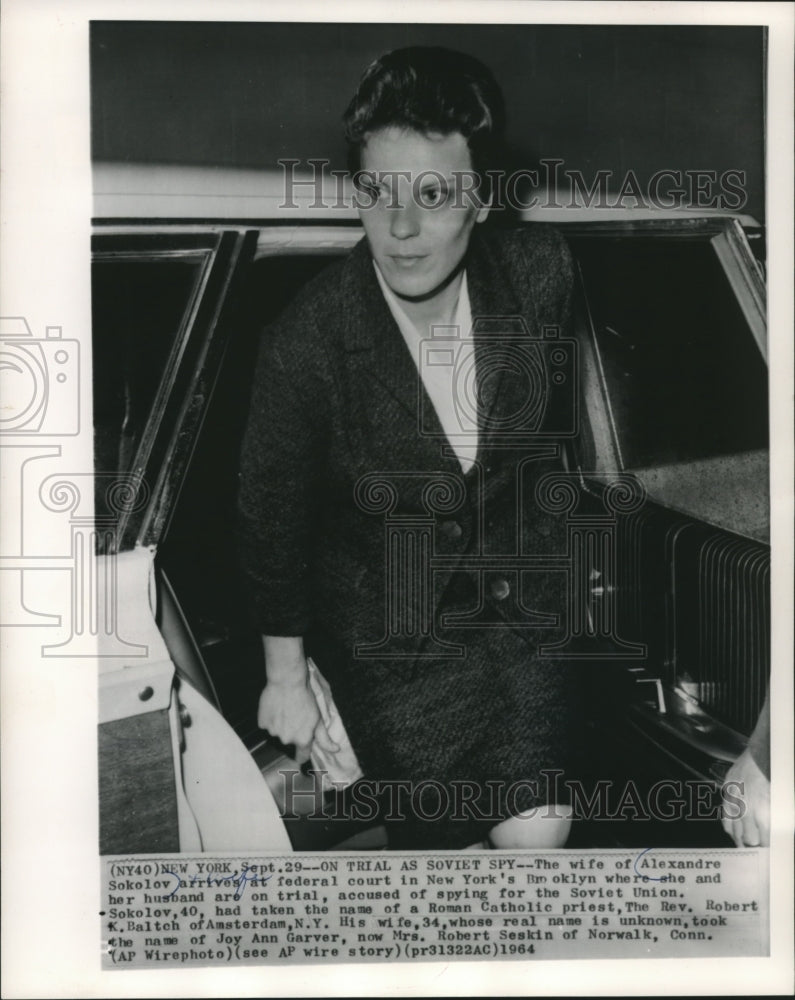 1964 Press Photo Wife of Alexandre Sokolov exits car at court in New York - Historic Images