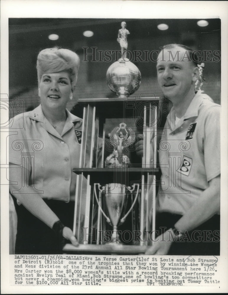 1964 Press Photo La Verne Carter and Bob Strampe hold trophy won in Dallas - Historic Images