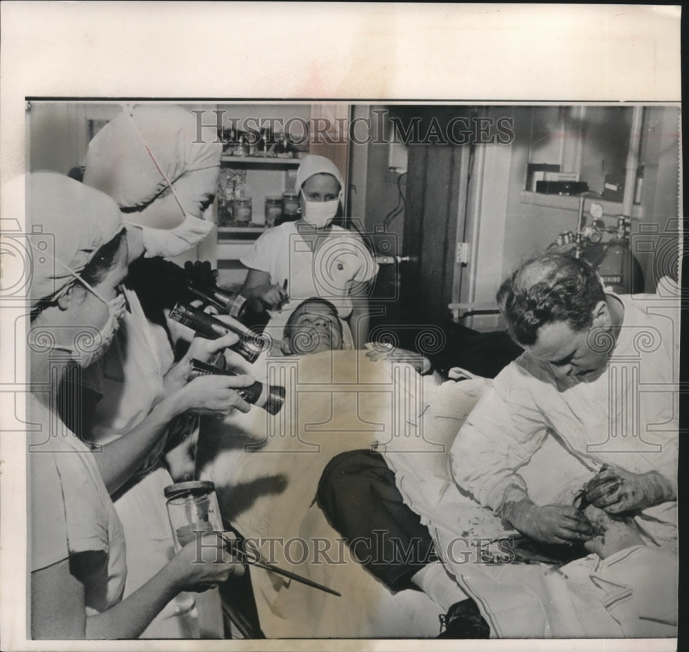 1962 Press Photo Surgeon performs operation by flashlight, Portland, Oregon - Historic Images