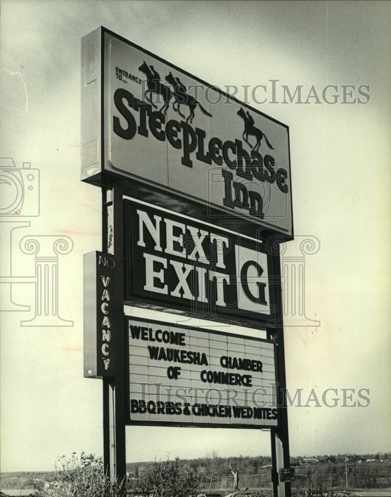1980, Steeplechase Inn exit sign Wisconsin - mjc05787 - Historic Images