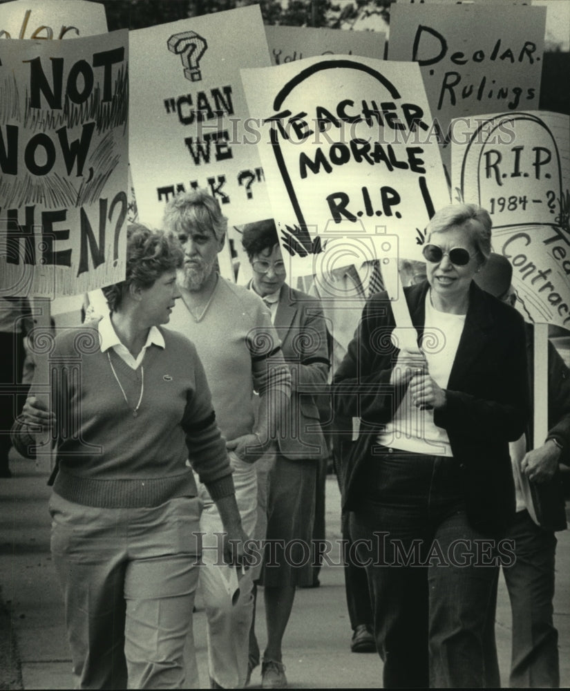 1985 Press Photo Teachers from Shorewood Education Association on an march. - Historic Images