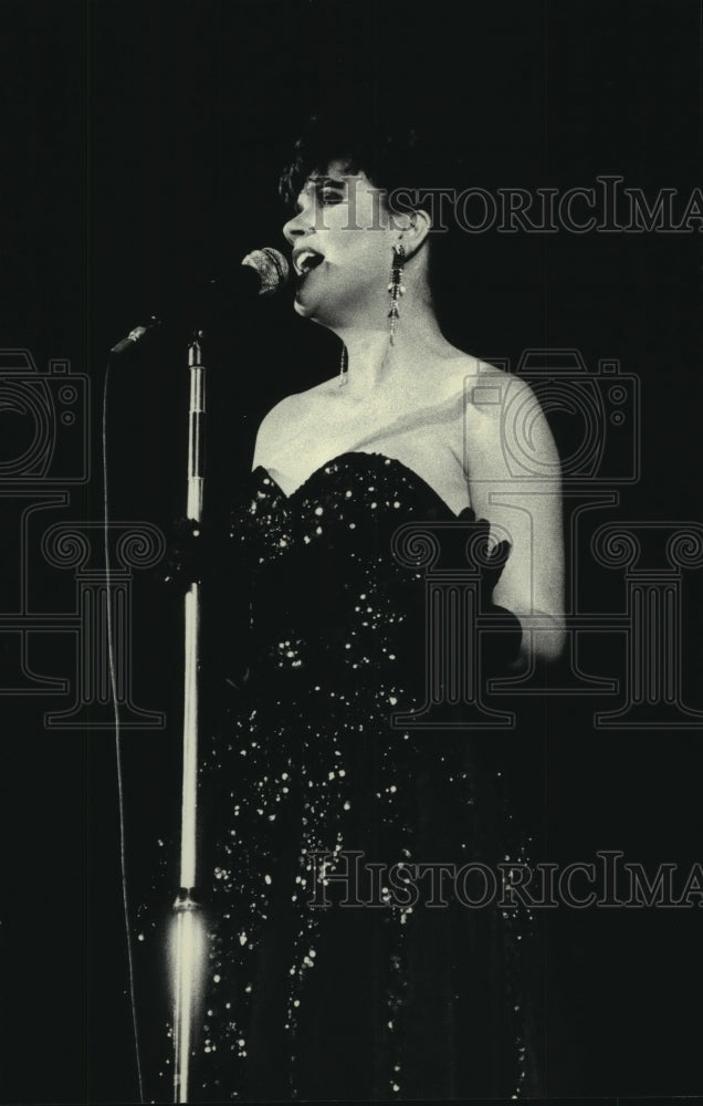 1984, Linda Ronstadt performing at Summer Fest - mjc05803 - Historic Images