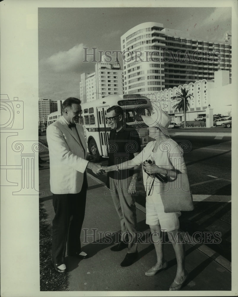 1966 Press Photo Elliott Roosevelt works as mayor of Miami Beach, Florida - Historic Images