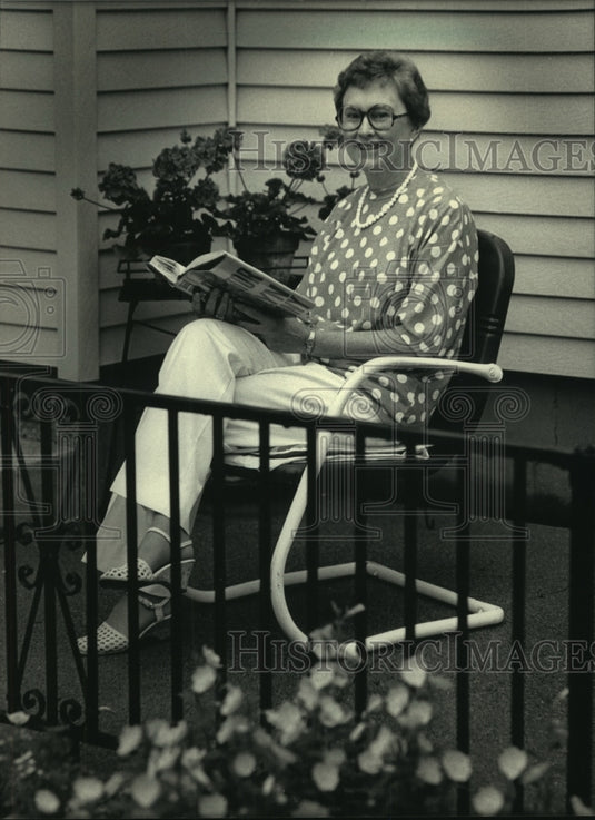 1986, Milwaukee's Dorothy J.Wittenberg, retired Johnson Controls sec. - Historic Images