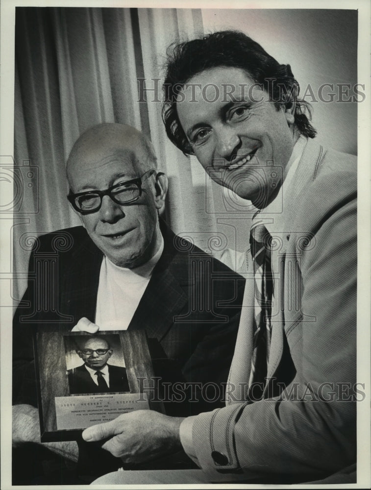 1975 Press Photo Coach Al McGuire visits Judge Herbert Steffes, Wauwatosa-Historic Images