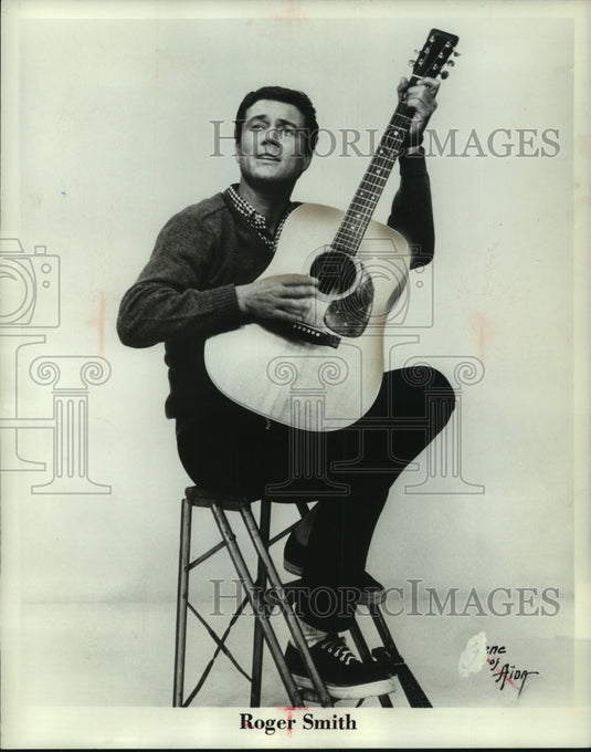 1964 Press Photo Roger Smith, Milwaukee's Tops with him - mjc05894 - Historic Images