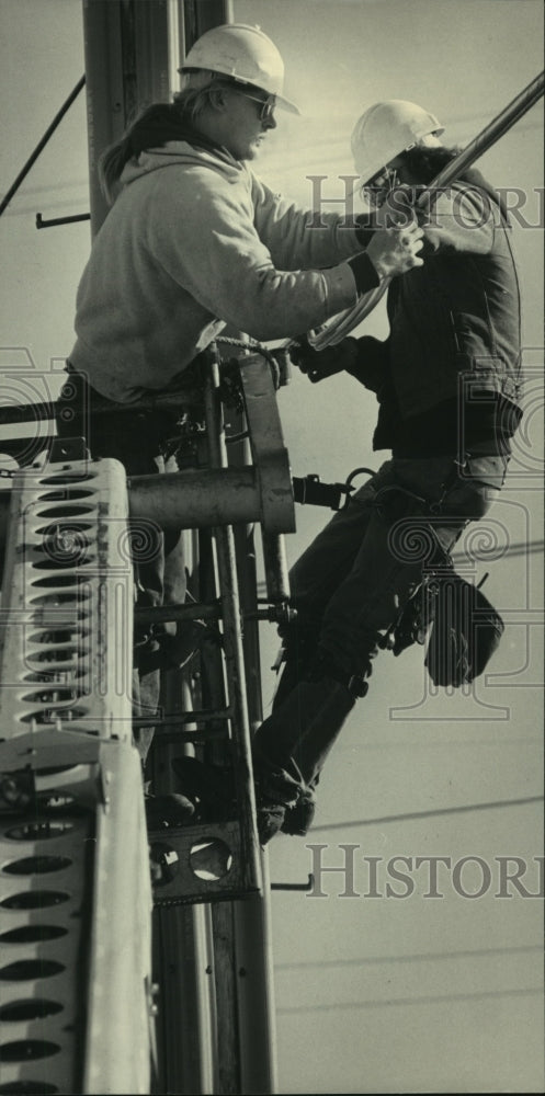 1985 Press Photo Crew men put up cable television wires in Milwaukee - mjc05901 - Historic Images