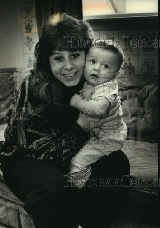 1989, Danielle Wilson wants to attend school but has son, Milwaukee. - Historic Images