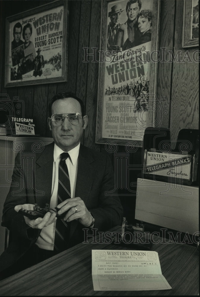 1988 Press Photo Memorabilia in Duane Clairmore&#39;s office - mjc05978 - Historic Images