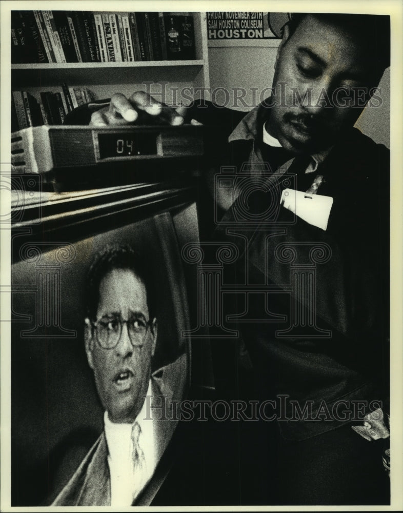 1993 Press Photo Warner Cable service technician Victor Williams, Milwaukee - Historic Images