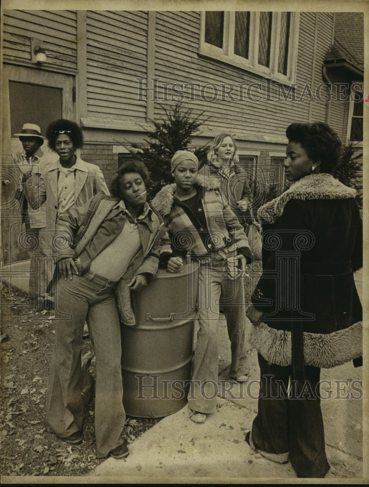 1978 Students relaxed outside the United Methodist Church - Historic Images
