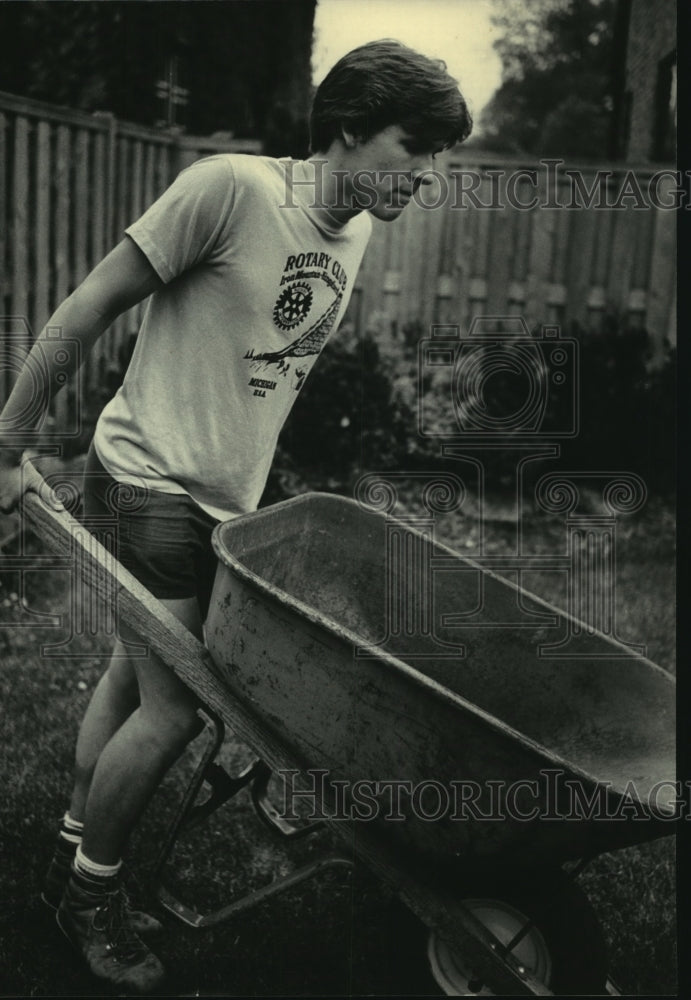 1985 Press Photo Eric Nevalainen is working for a landscaping firm - mjc05984 - Historic Images