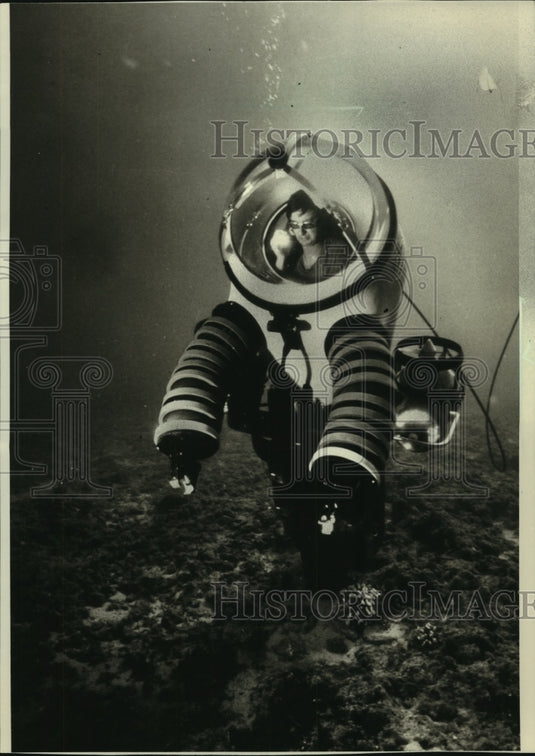 1983 Press Photo Deep Rover, battery-powered sub working ocean floor, California - Historic Images