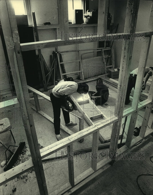 1987 Press Photo Jose Malave (foreground) worked on moving a wall in Milwaukee - Historic Images