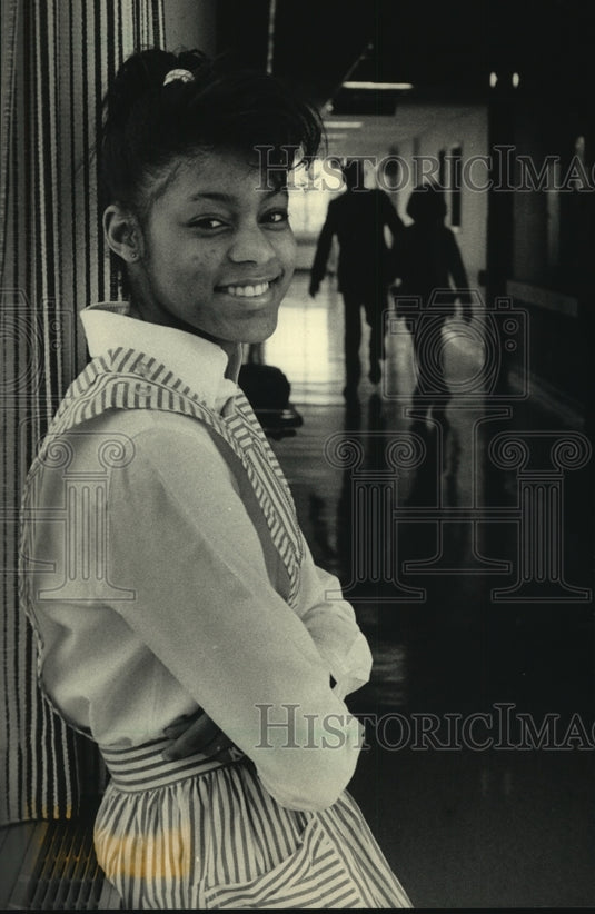 1987 Deondra Bohanan is a volunteer at Mount Sinai in Milwaukee. - Historic Images