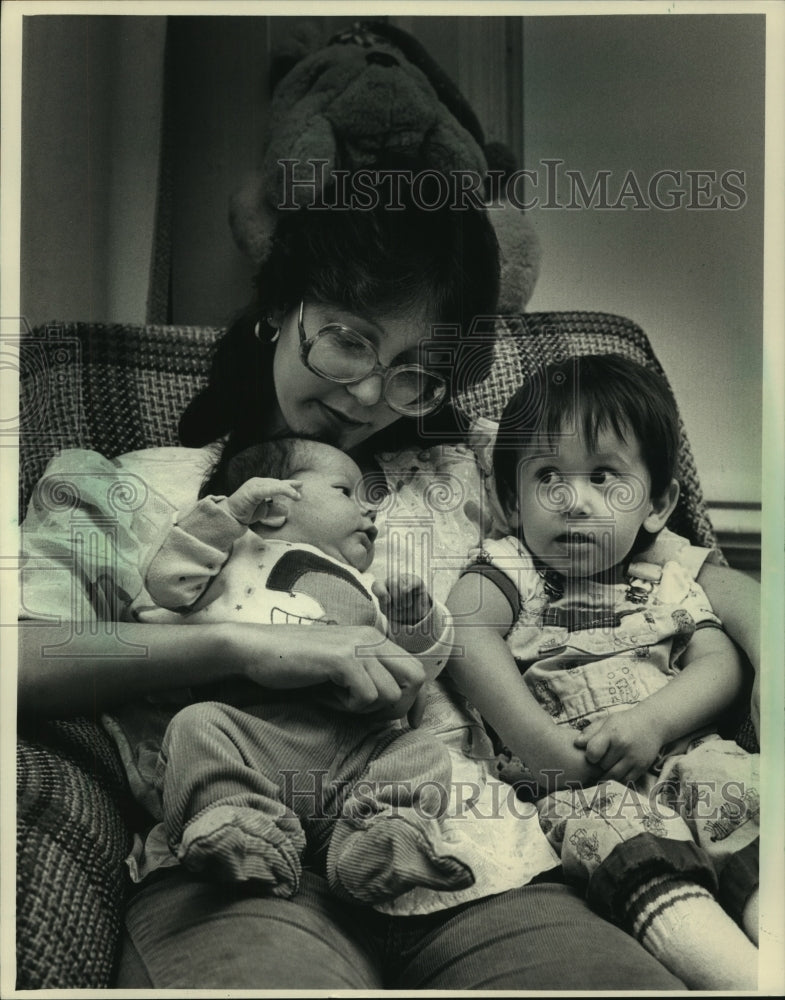 1981 Press Photo Teenager Tami Sorenson and sons Thomas and Robert Milwaukee - Historic Images