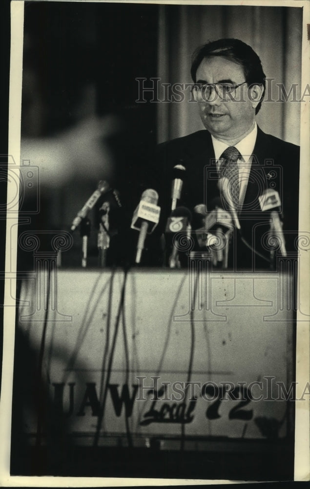 1989 Governor Tommy Thompson, at press conference - Historic Images