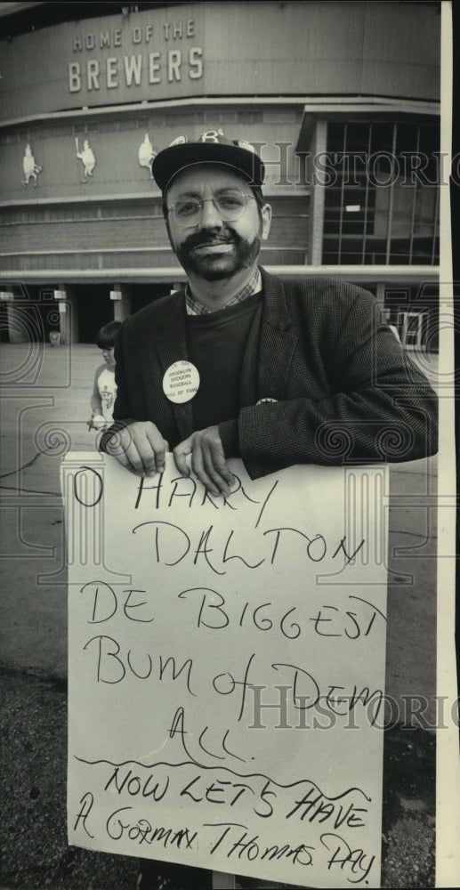 1983 Press Photo Jerry Papa at County Stadium expresses his view, Milwaukee - Historic Images