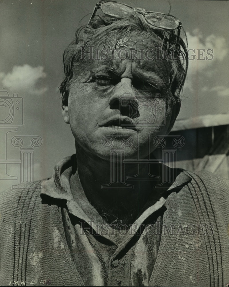 1963 Press Photo Mickey Rooney covered with sand after comic chase across desert - Historic Images
