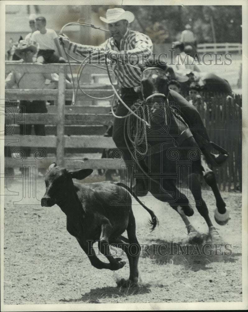 1960 Press Photo Rider Whirls Lasso Above His Head in Rodeo in Wisconsin - Historic Images