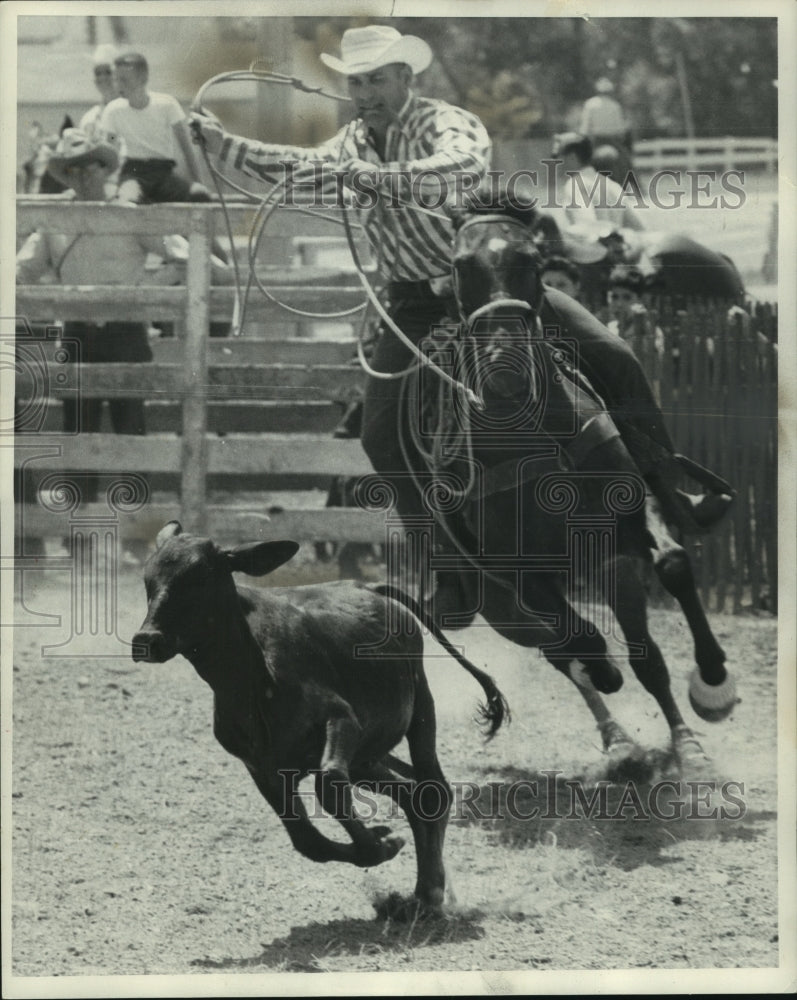 1960 Colt Rodeo 1960 Press Photo Rider Whirls Lasso Above His Head in Rodeo in Wiscons ...