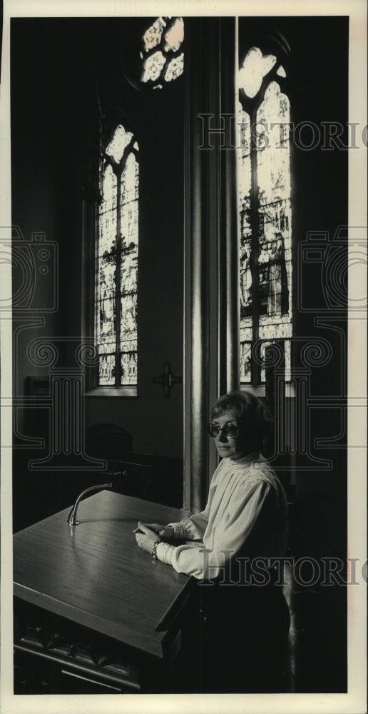 1989 Diane Sterle participate in loss of loved ones support group - Historic Images