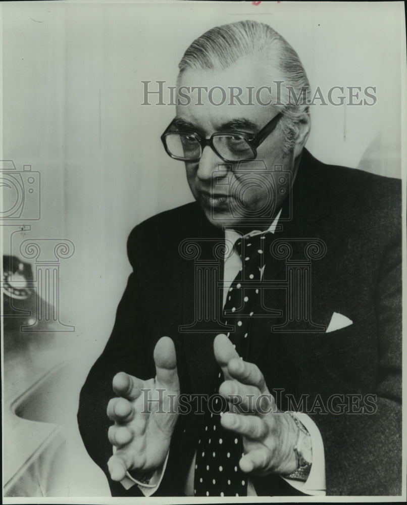 1978 Press Photo Dr. Patrick Steptoe discusses his test tube technique work - Historic Images
