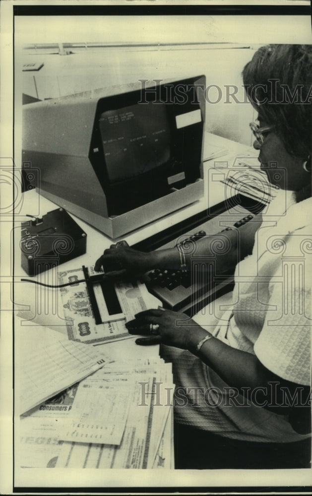 1975 Press Photo Operator transfers address from tv camera,1st National Citibank-Historic Images
