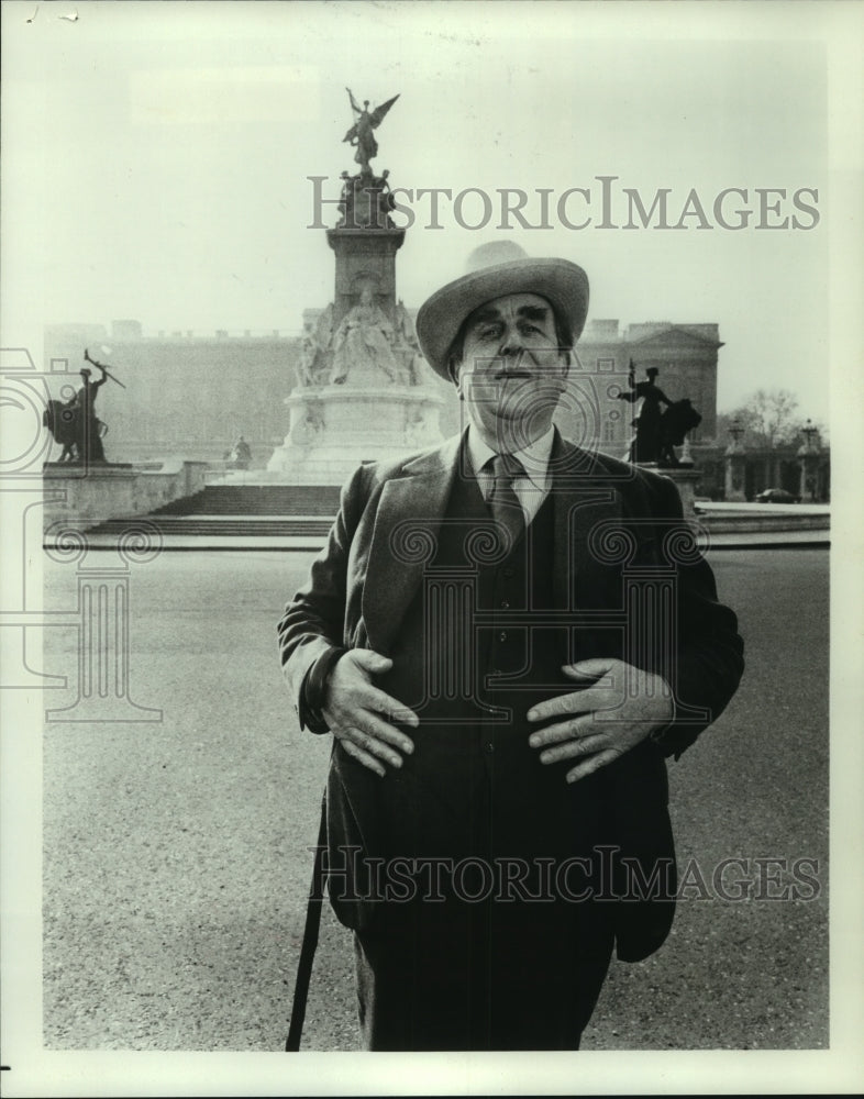 Press Photo Robert Morley Actor Buckingham Palace - mjc06095 - Historic Images