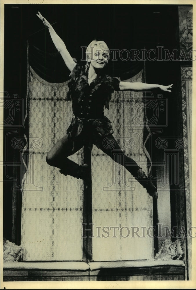 Press Photo Cathy Rigby as Peter Pan- Olympic Gymnast and actress - mjc06098 - Historic Images