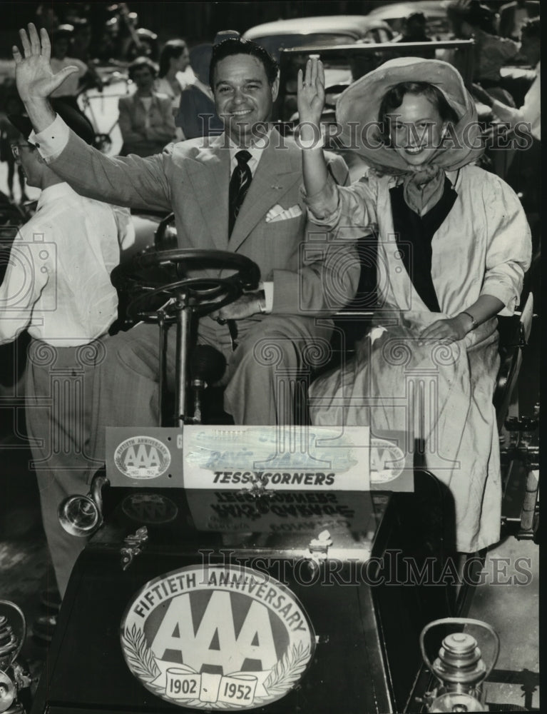 1952 Press Photo Beverly Ann Steffen and James Melton in old car Milwaukee - Historic Images