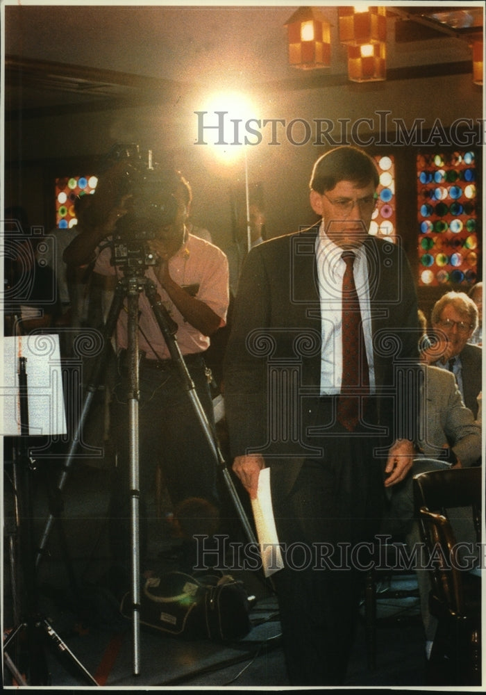 1994 Press Photo Bud Selig about to announce cancellation of World Series - Historic Images