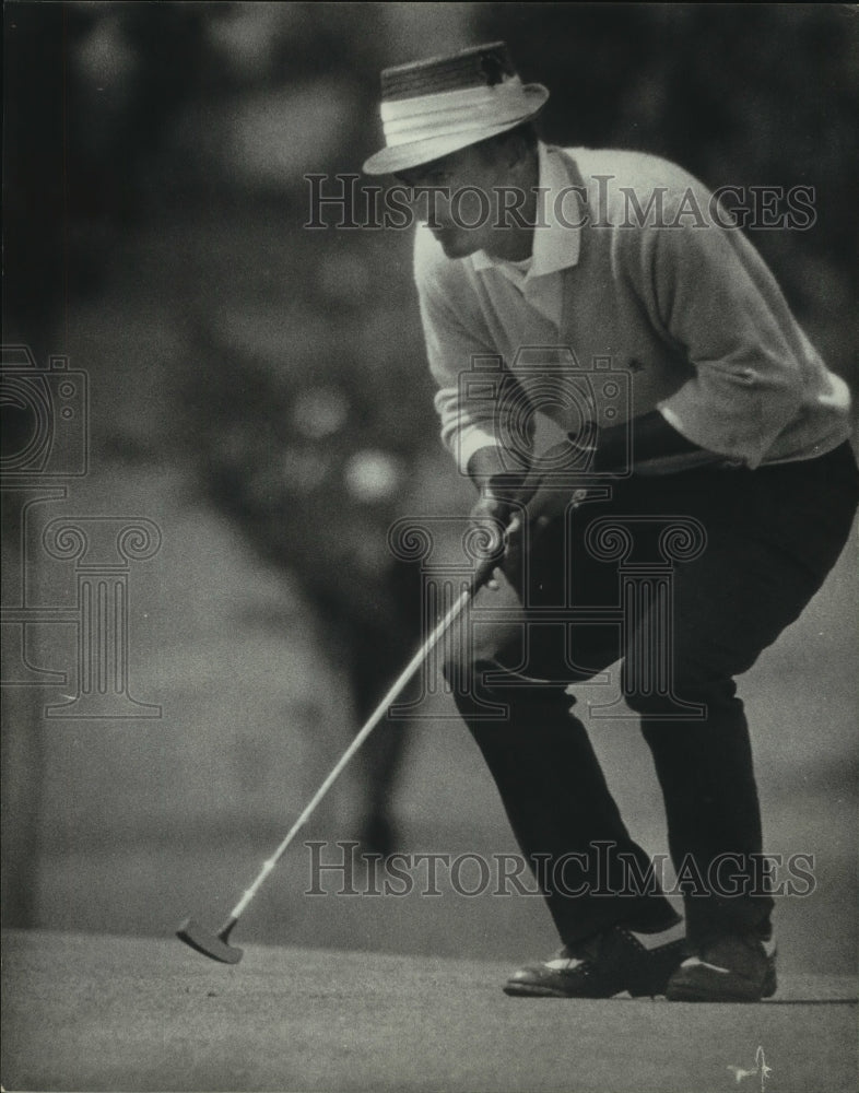1970 Press Photo Golfer Chi Chi Rodriguez lines up putt on 4th green - mjc06177-Historic Images