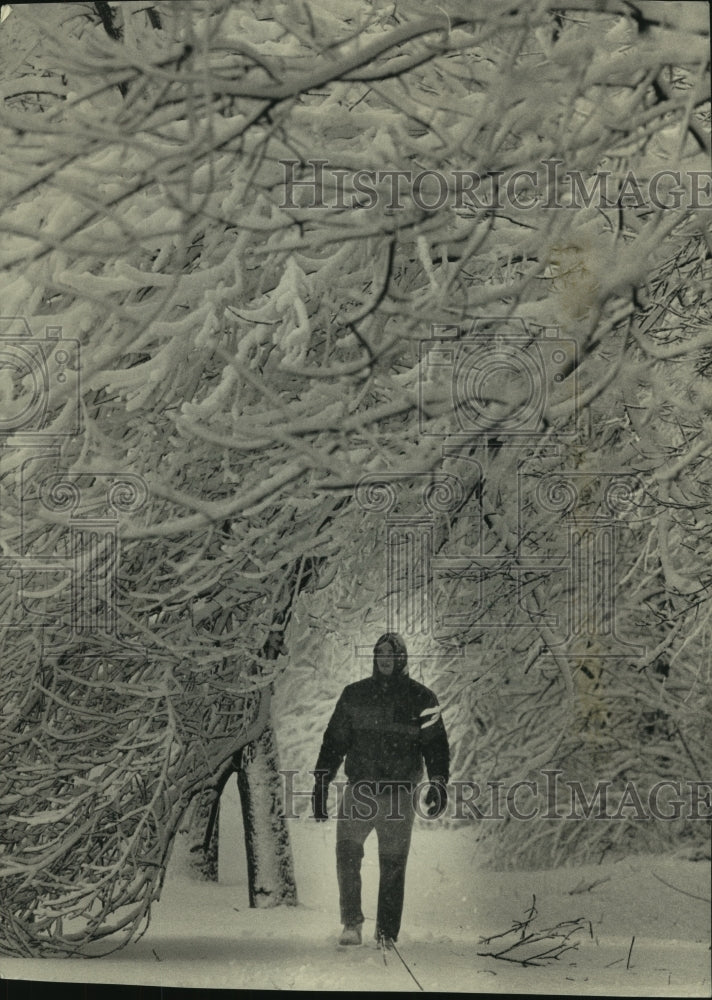 1987 Press Photo After heavy snowfall, John Rost takes a stroll, Milwaukee, WI - Historic Images