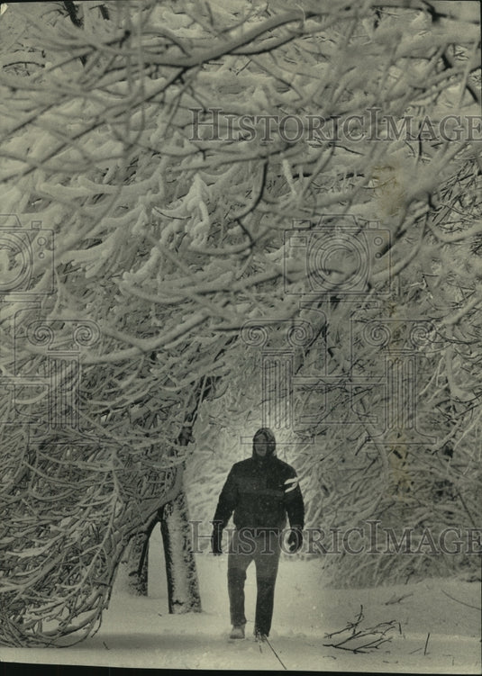 1987 Press Photo After heavy snowfall, John Rost takes a stroll, Milwaukee, WI - Historic Images